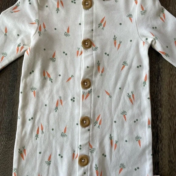 SOLD🥕 NWT Organic Cotton Carrot Long sleeve onesie with brown buttons - Picture 3 of 6